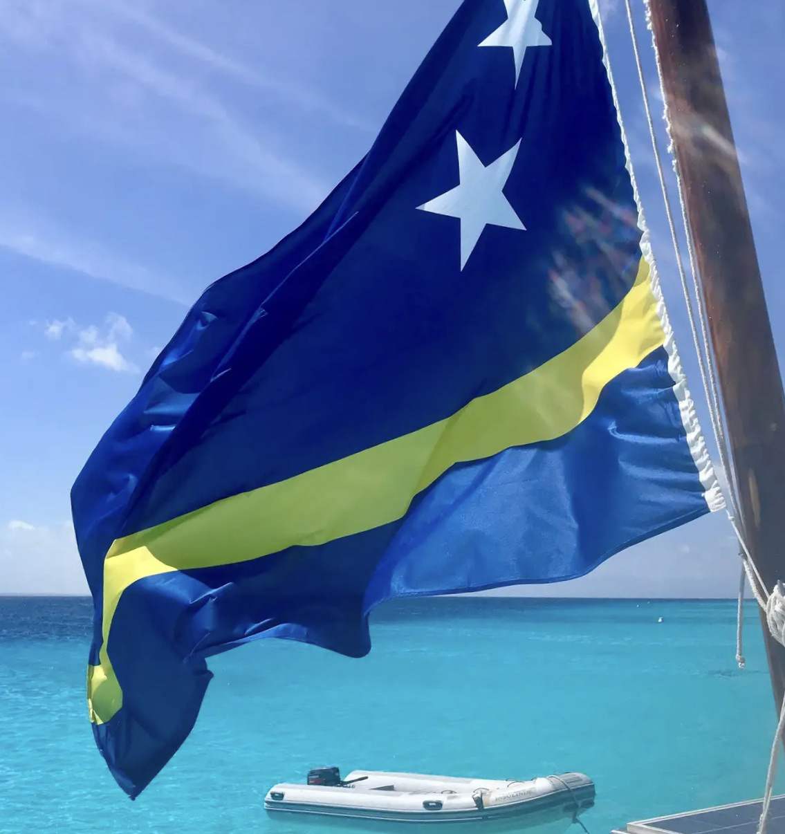 Bandera di Kòrsou - credits Caribbean Tours